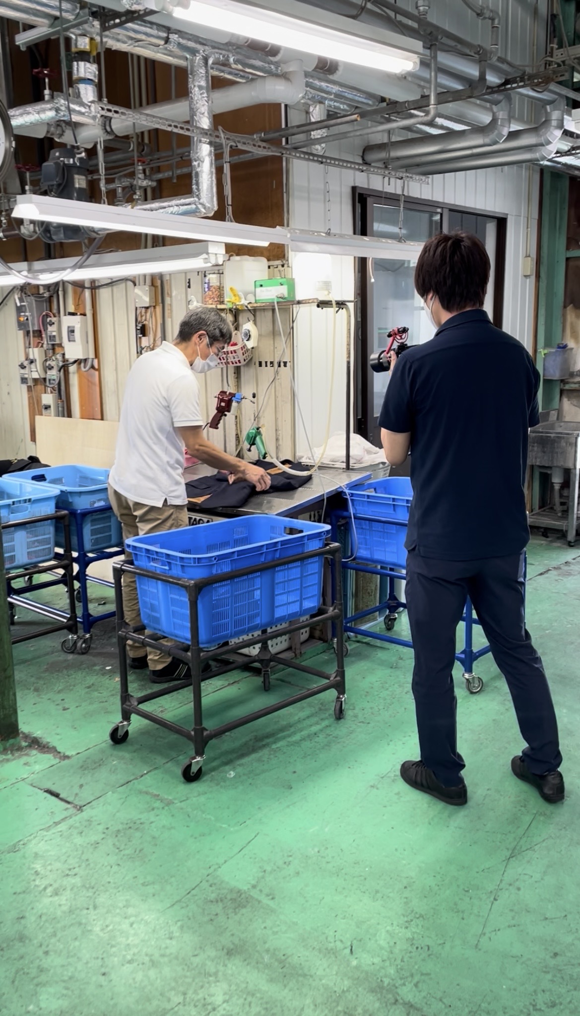 作業の様子をカメラで撮影する林幸弥